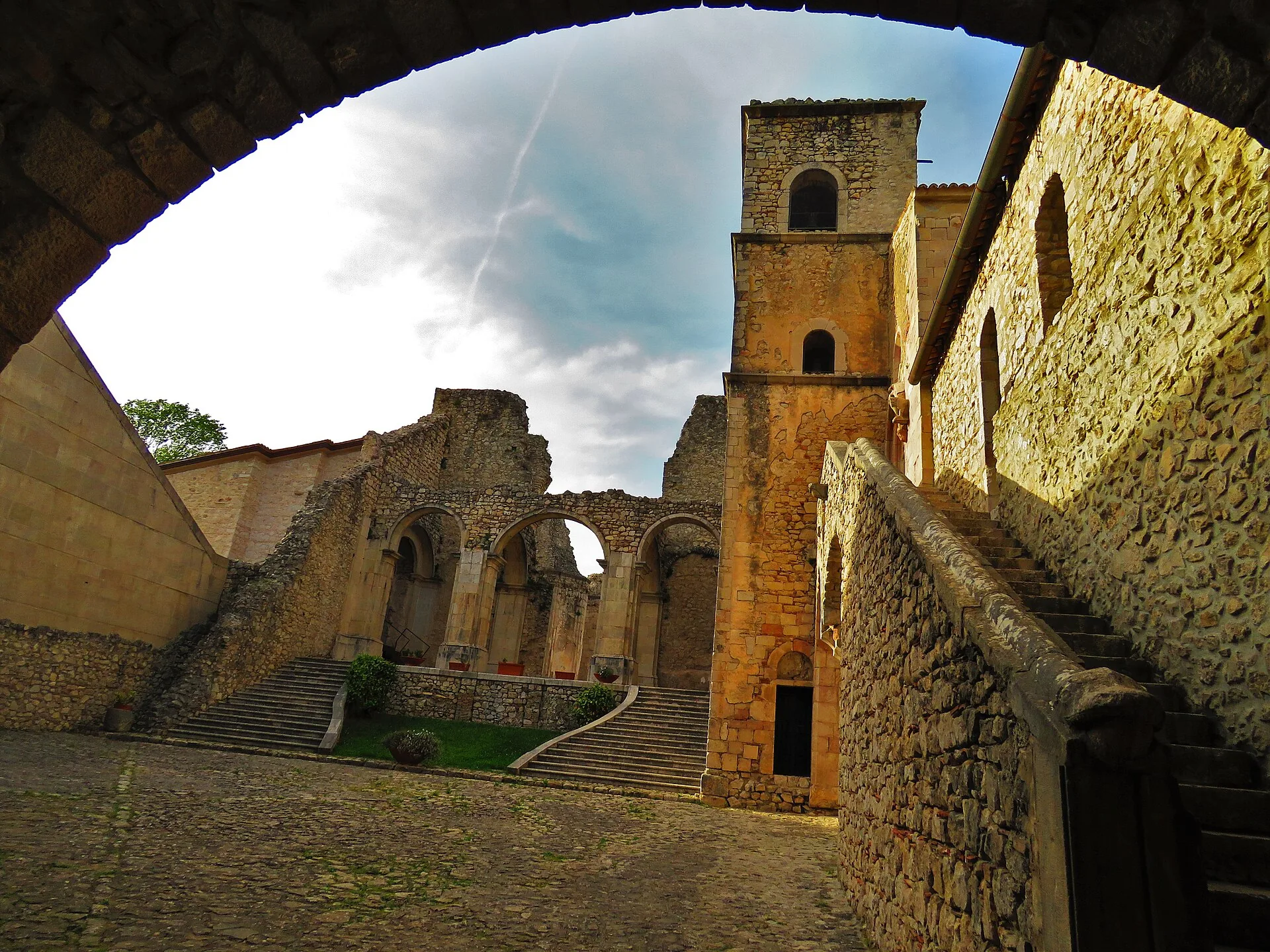 Le rovine dell’Abbazia del Goleto e il campanile, viste da sotto un arco