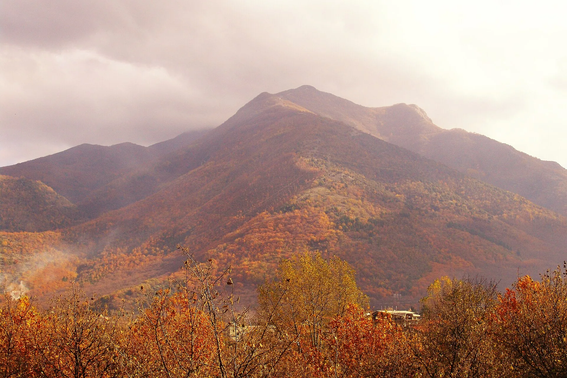 Il Monte Terminio con i boschi colorati dall’autunno