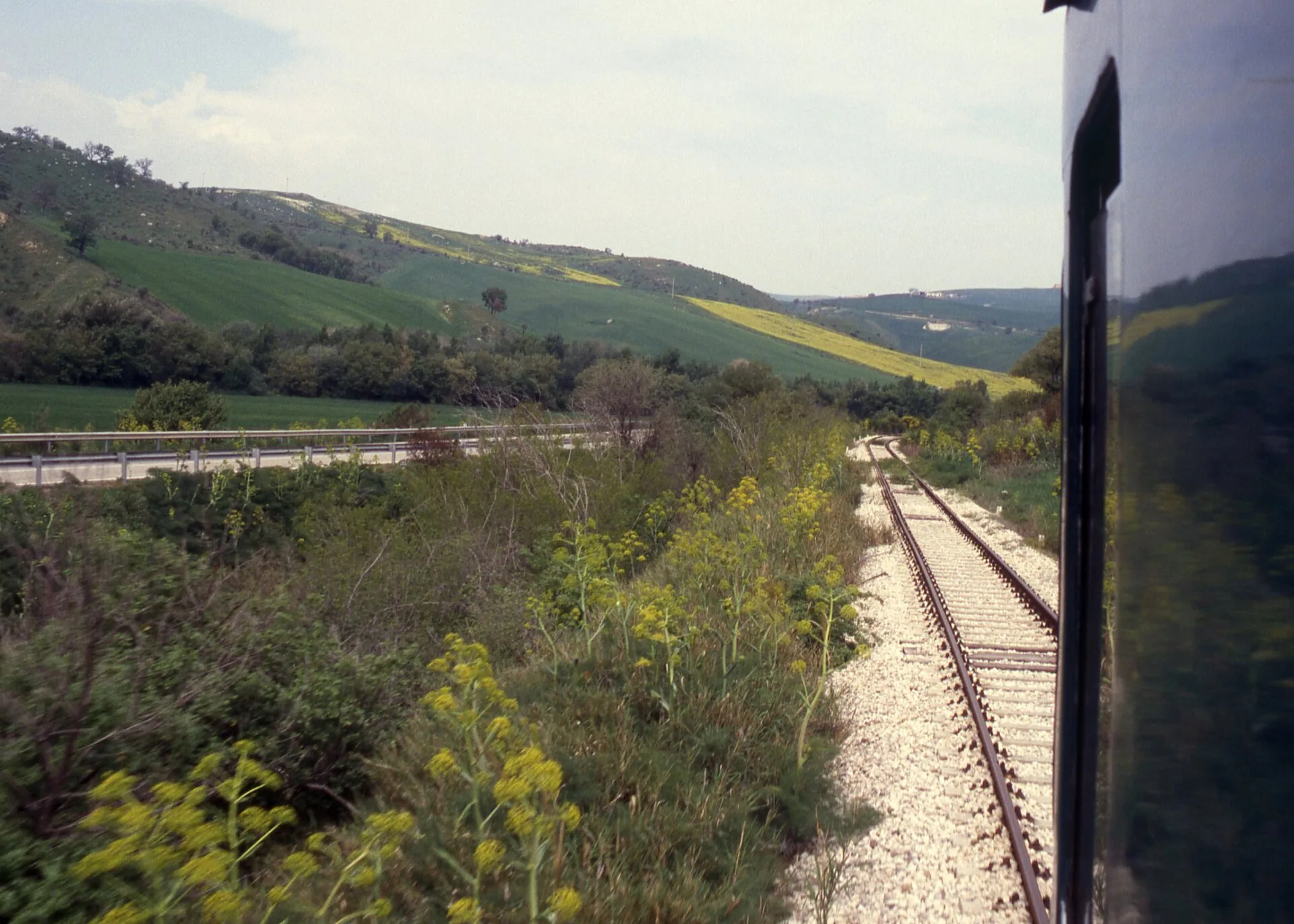 I binari della ferrovia Avellino-Rocchetta nella campagna irpina
