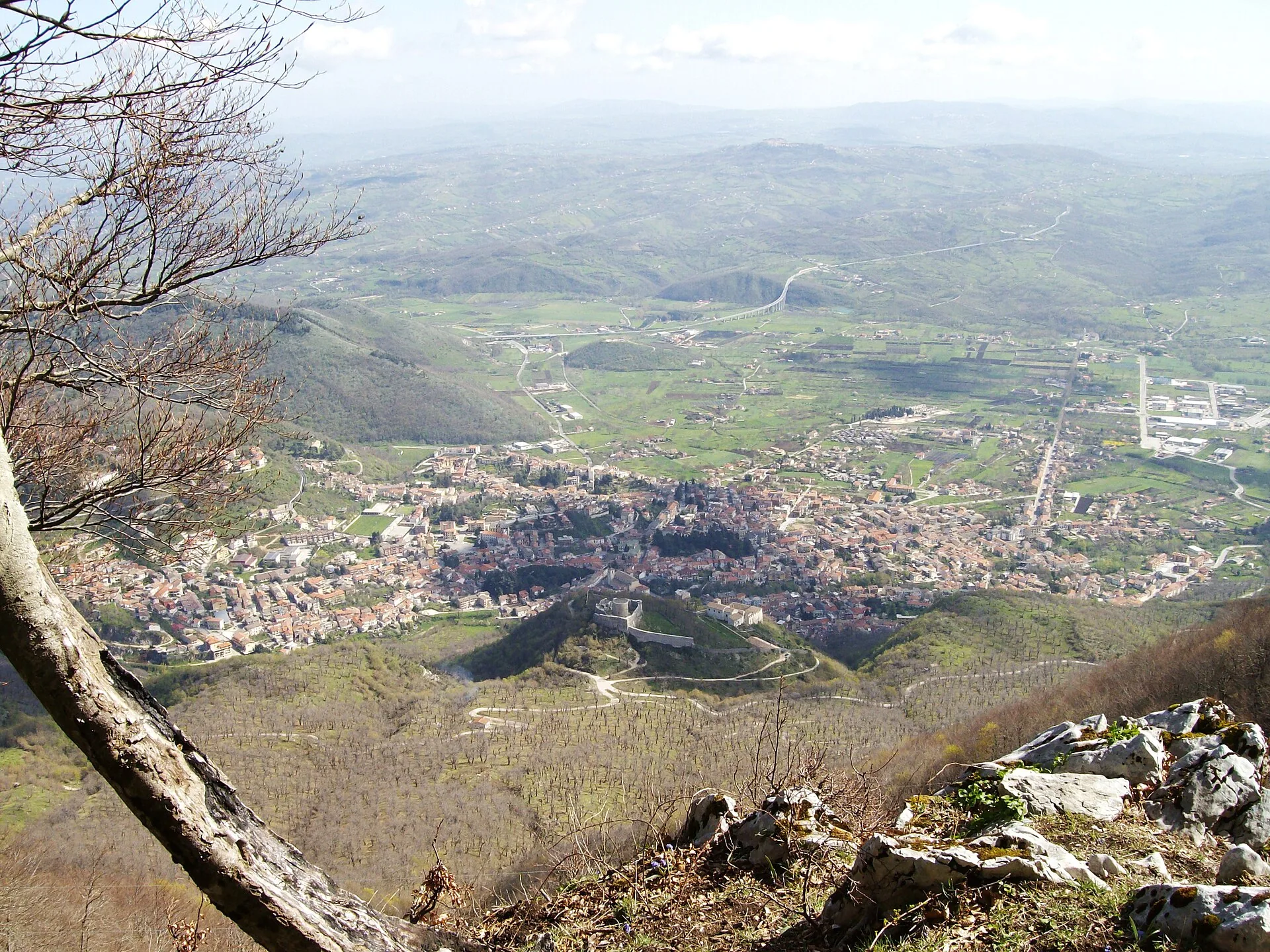 Montella e la sua conca viste dall’alto, fra i boschi