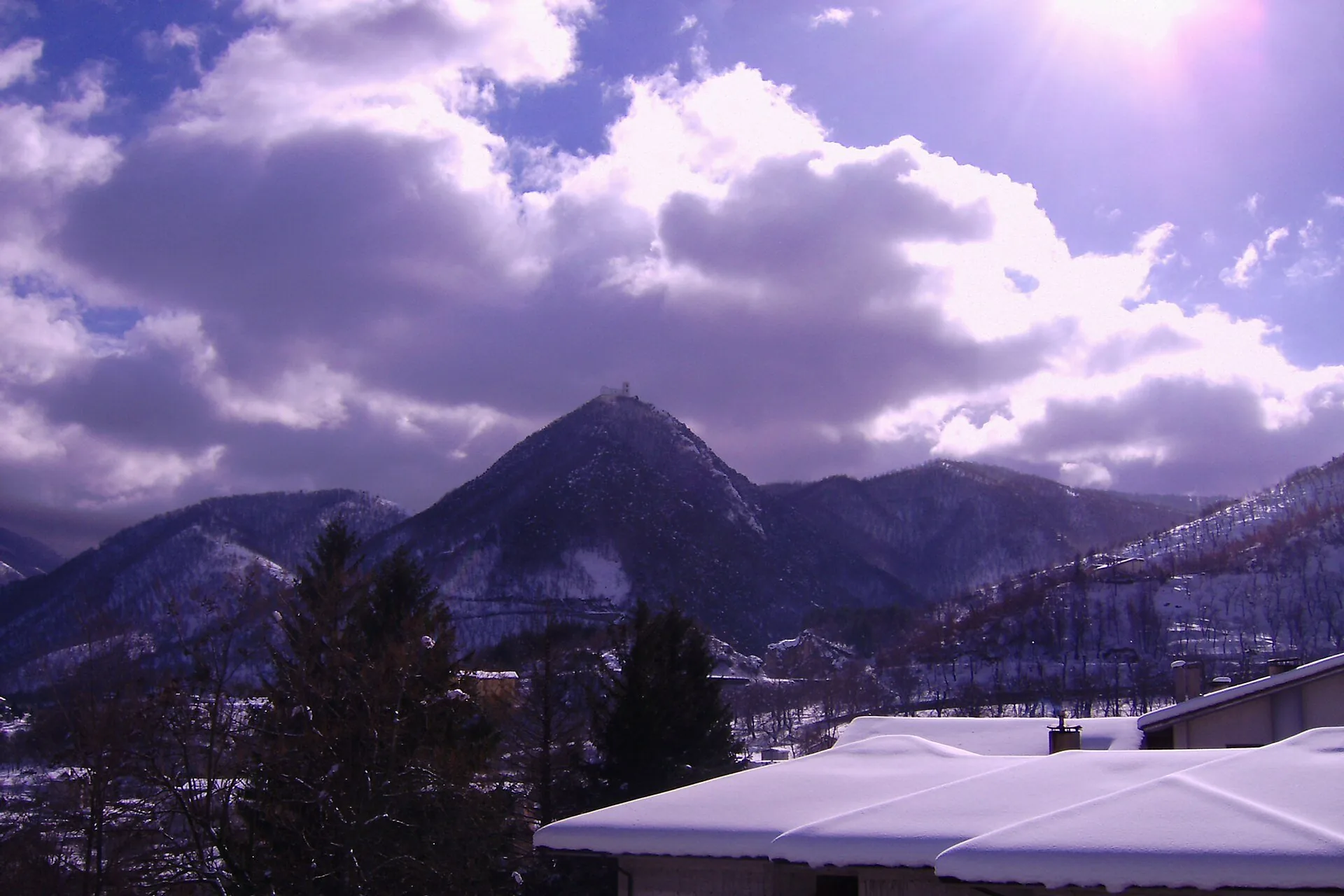 Il monte del Santissimo Salvatore sopra Montella, imbiancato dalla neve