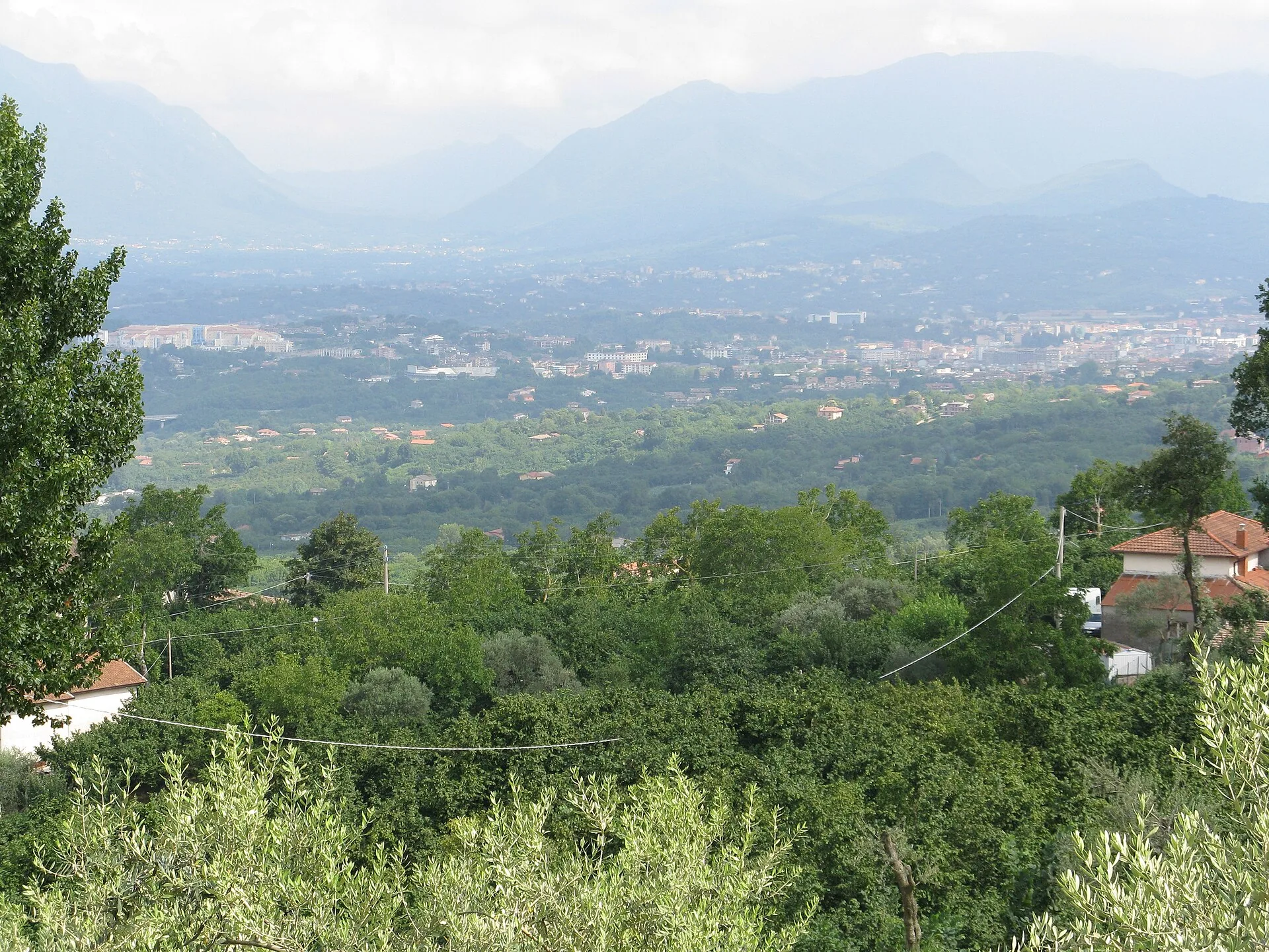 La conca di Avellino vista dall’alto, fra alberi e colline