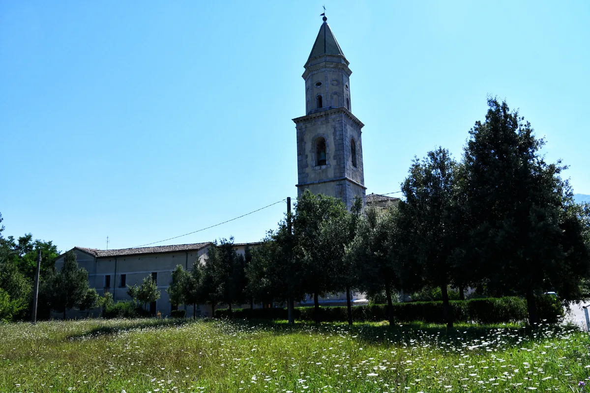 Il campanile del convento di San Francesco a Folloni fra gli alberi