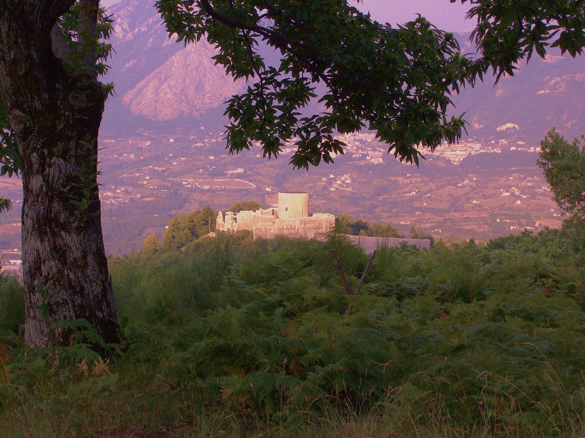 Il Castello del Monte di Montella sulla collina, al crepuscolo